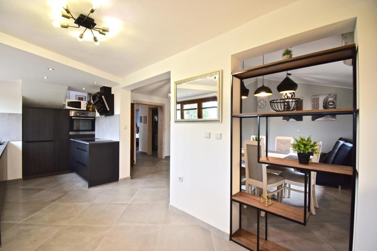 Relaxing Holiday House With Terrace Sea View Medulin Buitenkant foto