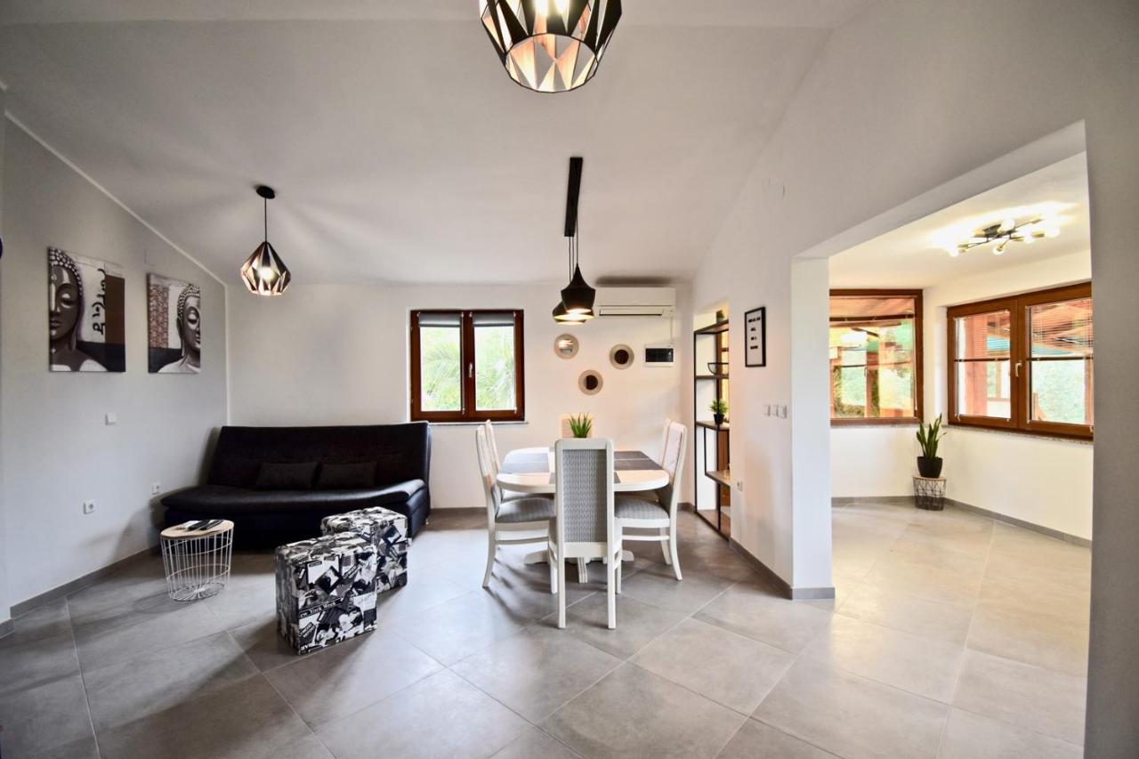 Relaxing Holiday House With Terrace Sea View Medulin Buitenkant foto