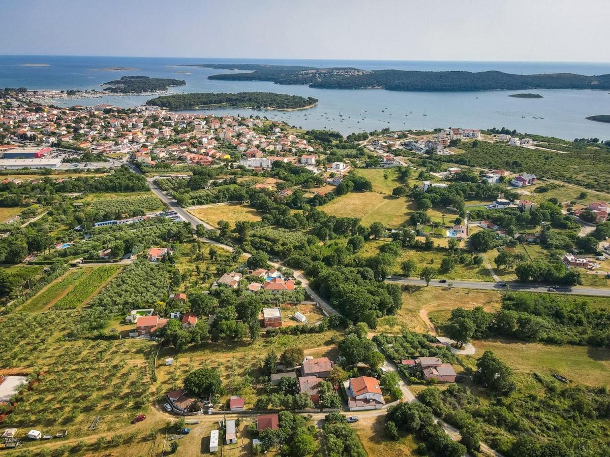 Relaxing Holiday House With Terrace Sea View Medulin Buitenkant foto