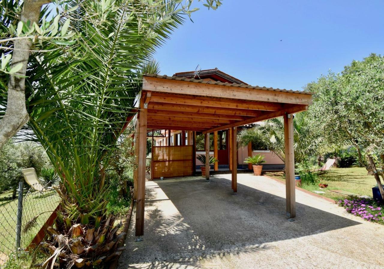 Relaxing Holiday House With Terrace Sea View Medulin Buitenkant foto