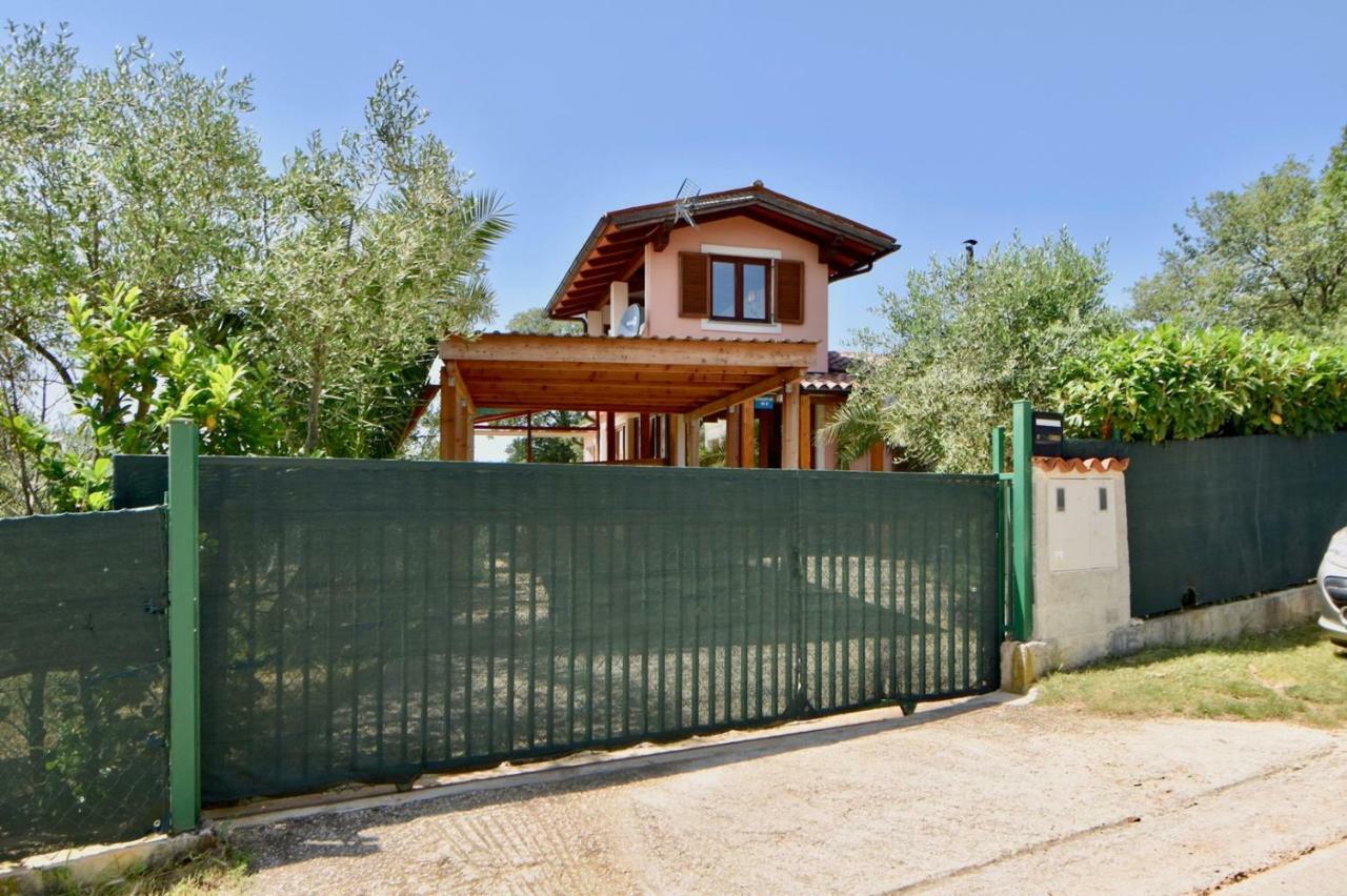 Relaxing Holiday House With Terrace Sea View Medulin Buitenkant foto